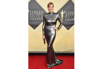 Allison Janney en Yanina Couture